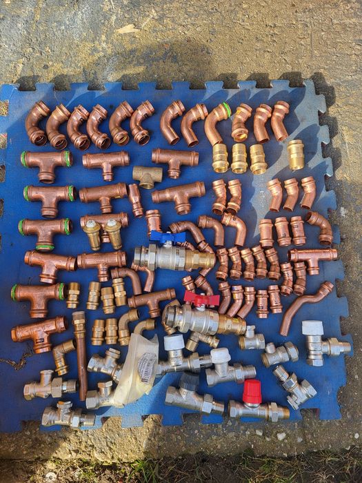 Trójniki,kolanka,mufy,zawory grzejnikowe,nyple zaciskowe Vega.