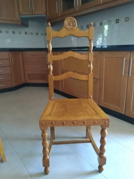 Conjunto de Mesa e Cadeiras em couro