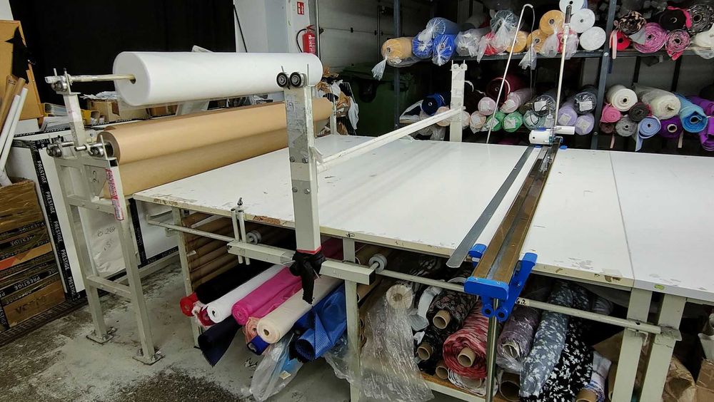 stół krawiecki z odkrawaczem do lagowania i krojenia, krojczy, roboczy