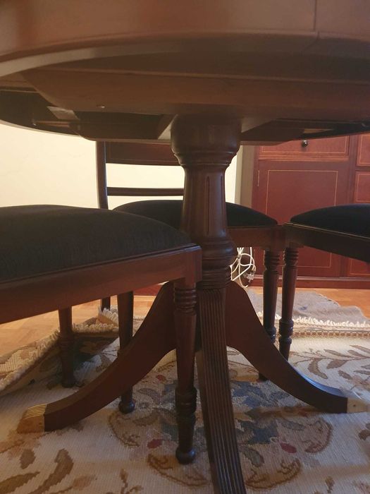 Mesa de jantar em madeira maciça com 4 cadeiras
