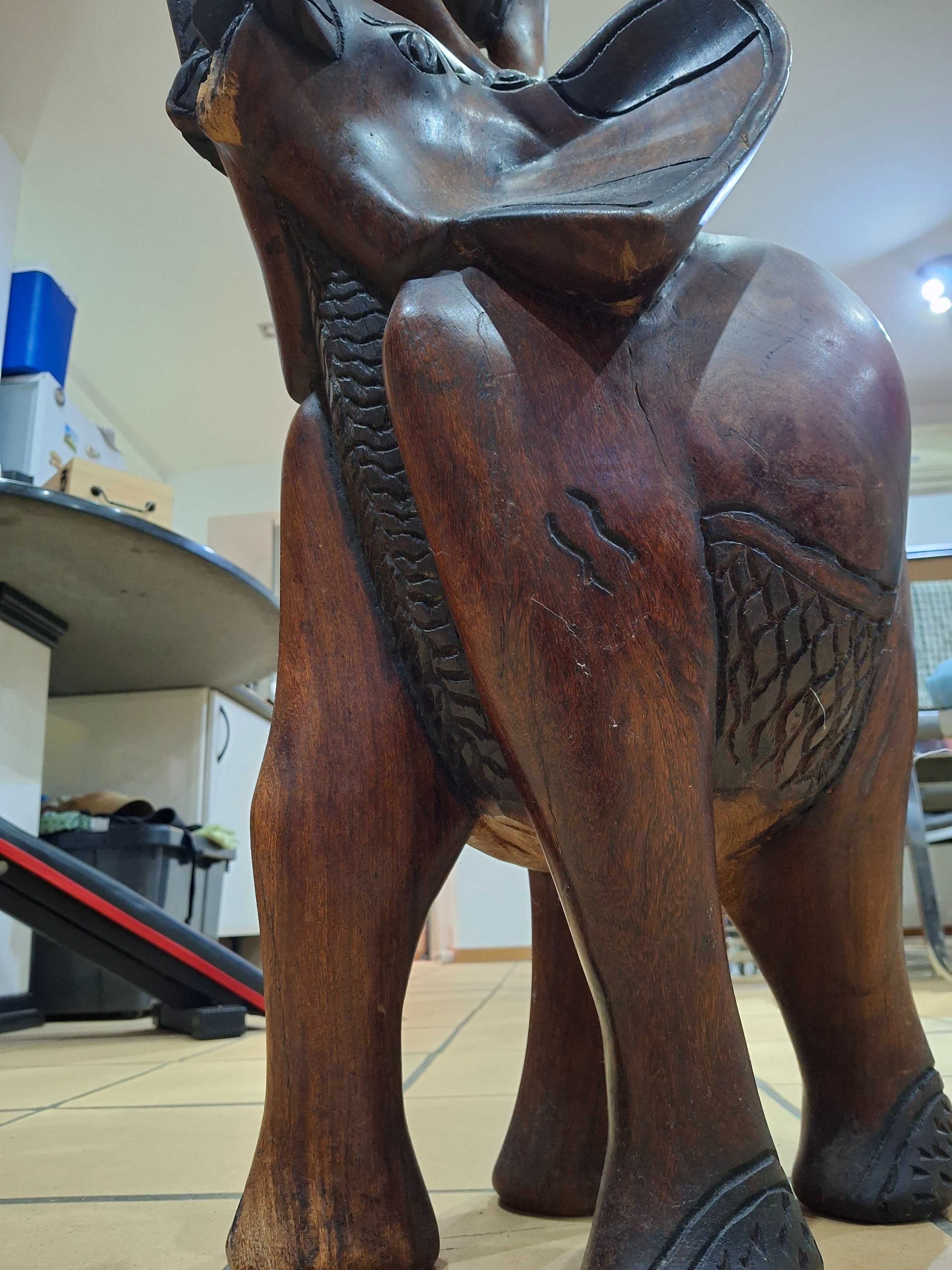Elefante africano de madeira maciça. Peça única