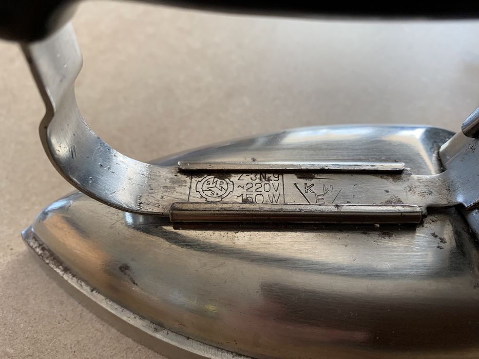 Małe stare żelazko turystyczne ze zdejmowaną rączką