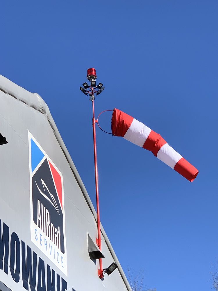 Wiatrowskaz lotniczy podświetlany wskaźnik kierunku wiatru rękaw