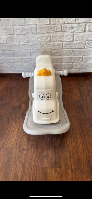 Дитяча машинка-гойдалка