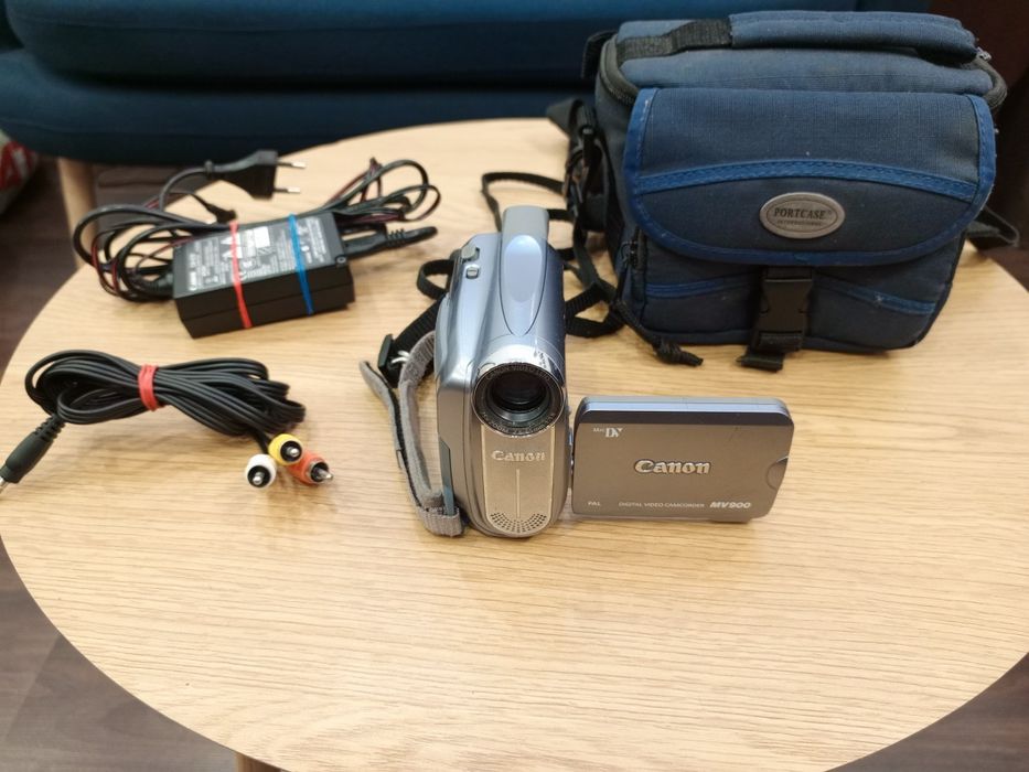 Відеокамера Canon MV900