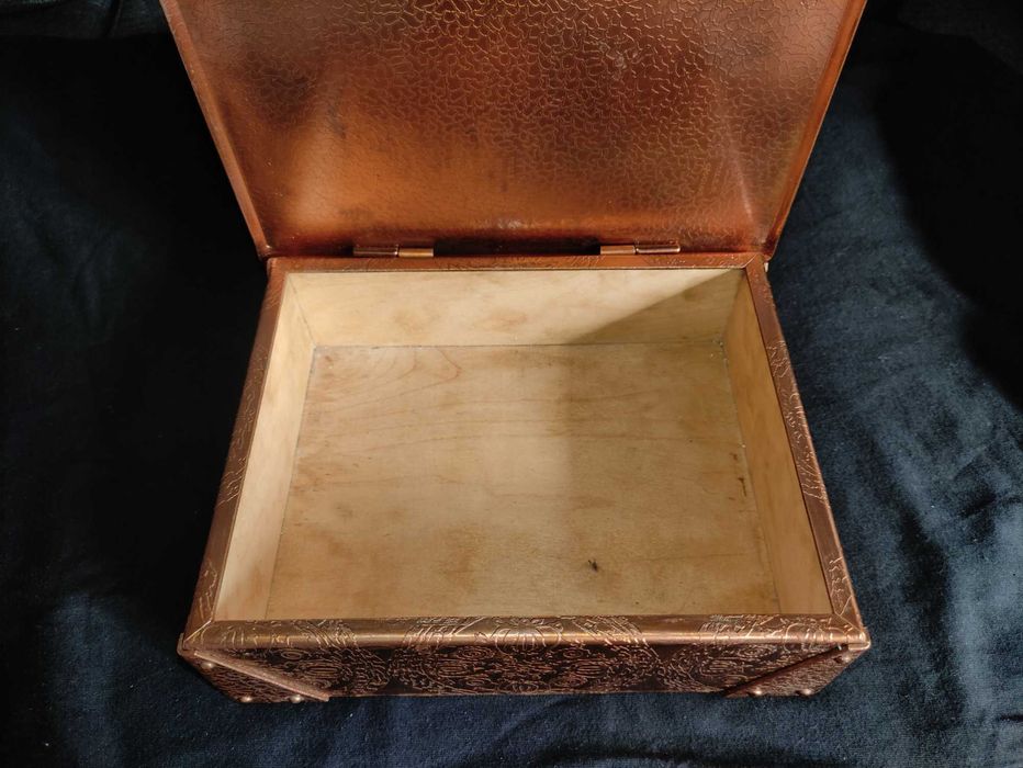 Zdobiona szkatuła mosiężna