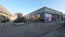 Stalowa Wola KEN 13 centrum miasta, przy chodniku, potężne witryny