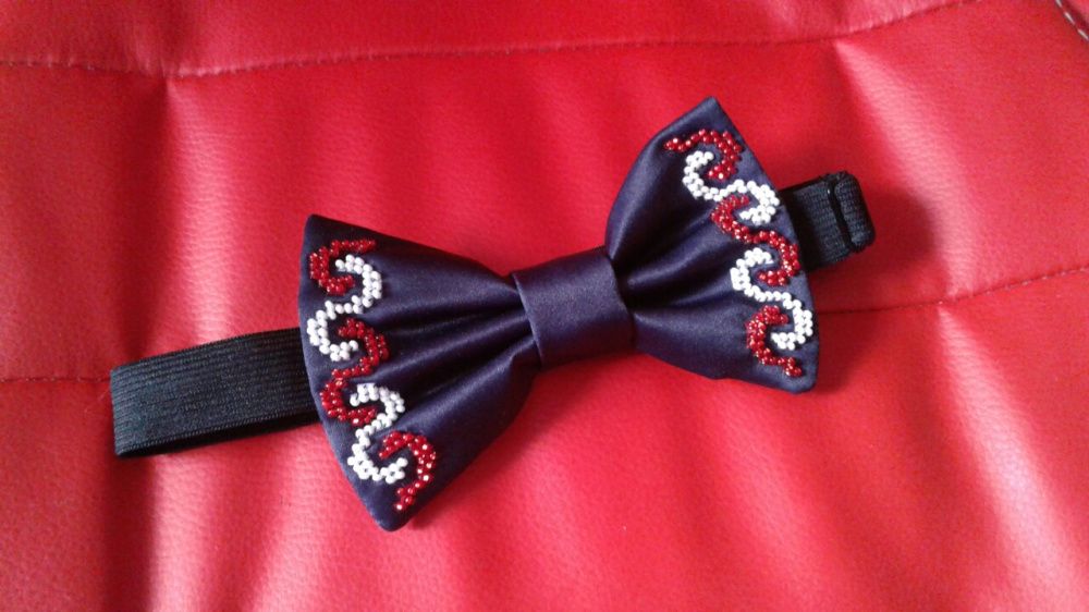 Метелик з вишивкою для школяра