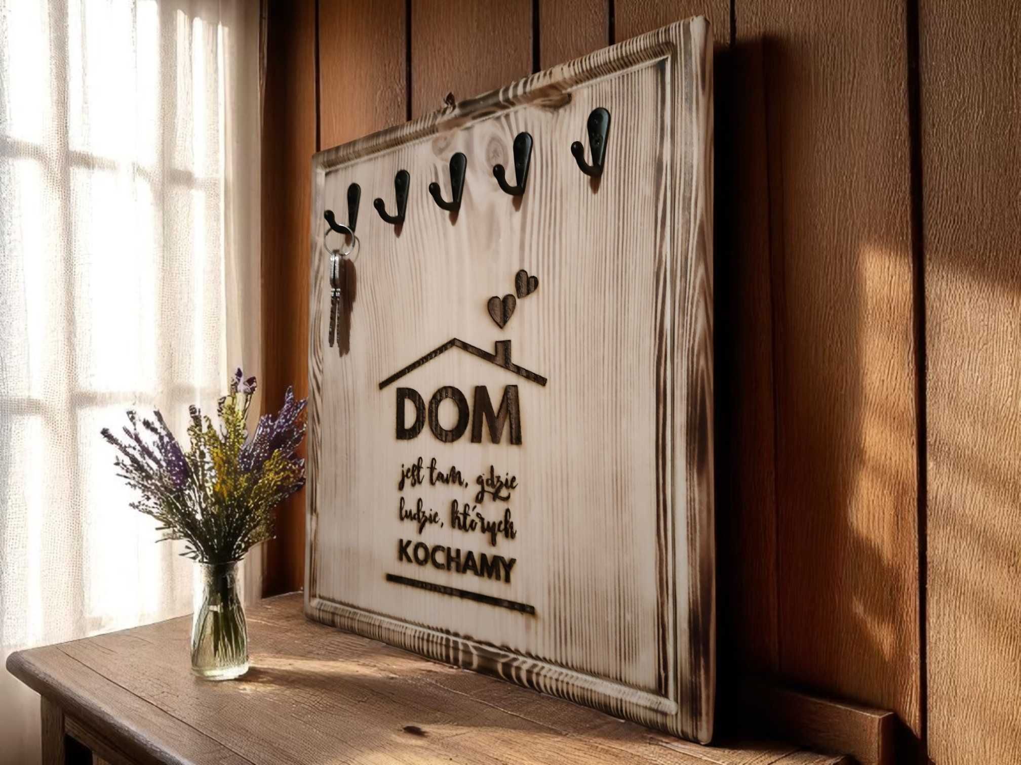 Wieszak uchwyt na klucze z drewna z napisem "Dom jest tam..."