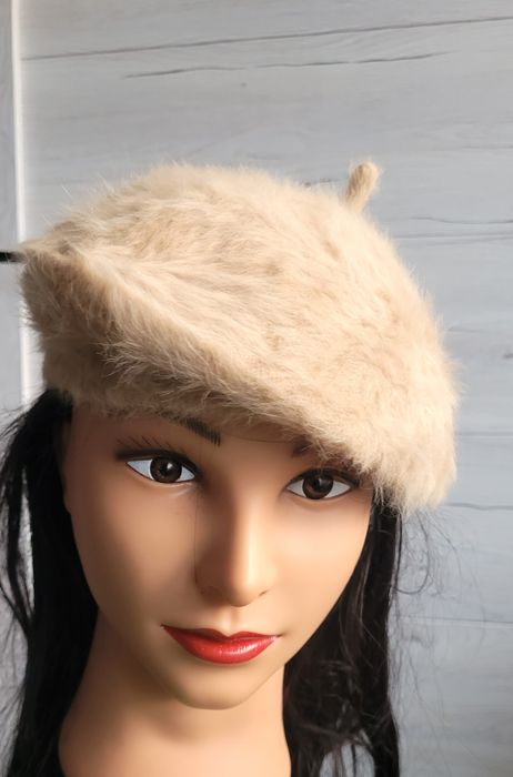 Śliczny beret włochaty beżowy