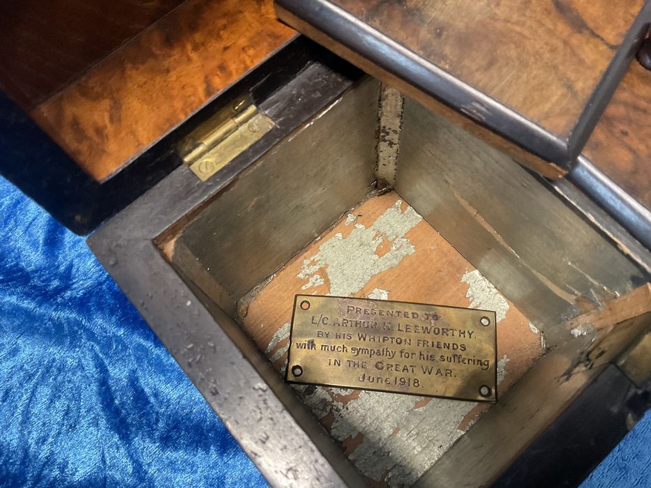 Caixa chá inglesa peça antiga madeira apliques