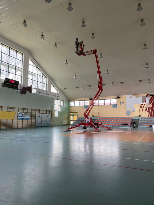 Wynajem podnośnik koszowy 13,5m na przyczepie