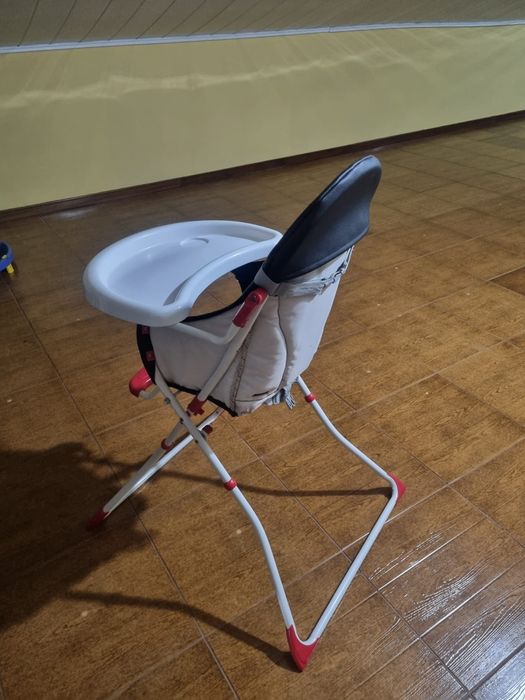 Vendo cadeira de bebê mais cama de viagem.