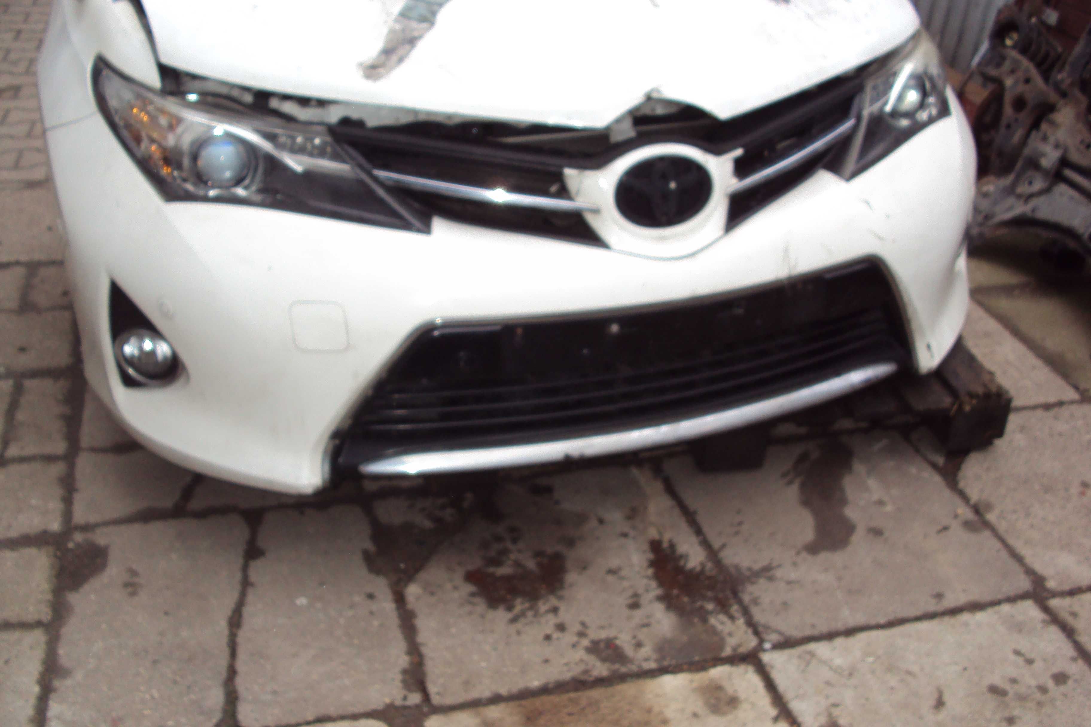 Zderzak przedni Toyota Auris II