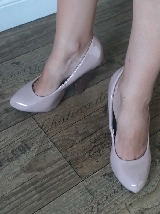 Centro czółenka nude beżowe lakierki na słupku 37,5