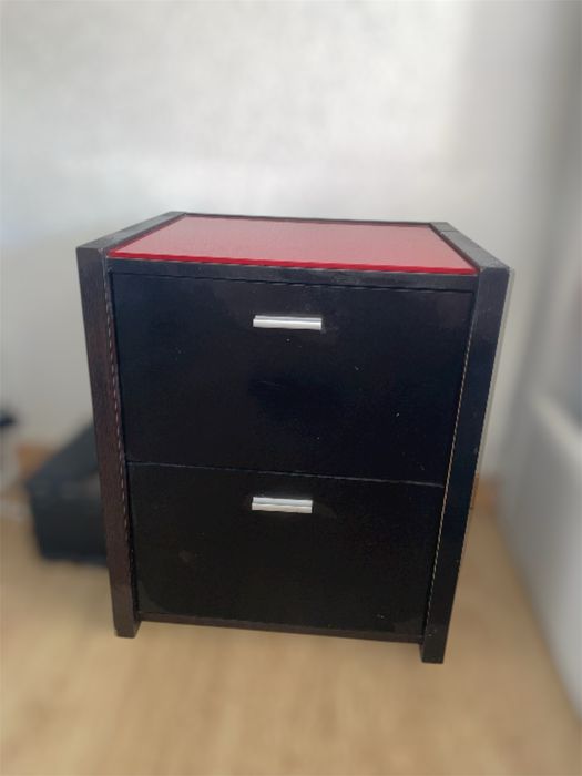 Vendo 2 mesas de cabeceira com vidro