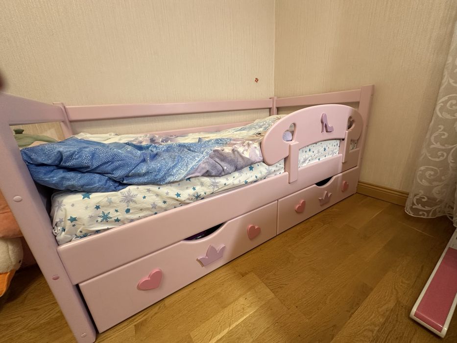 Дитяче ліжко для дівчинки