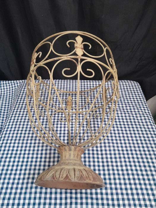 Fruteira antiga em metal