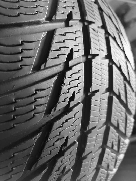 Шини Б/в 295.35.21 пара Nokian