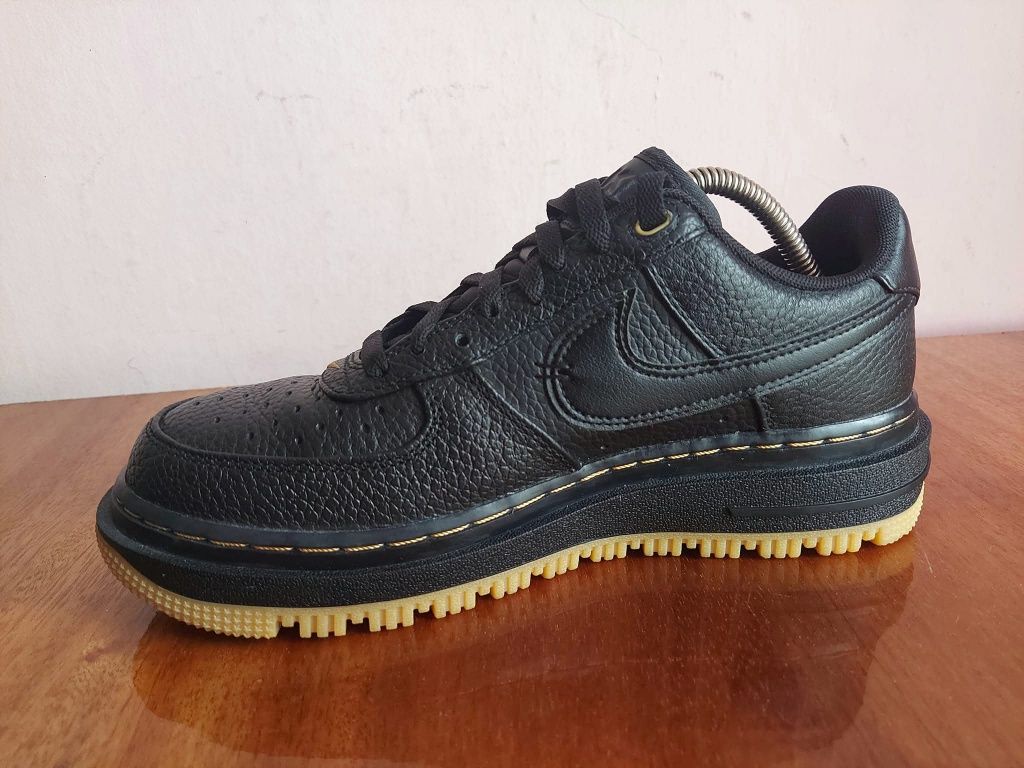 Кроссовки фірми Nike Air Force 1 Luxe оригінал 


Розмір по бірці: 
US