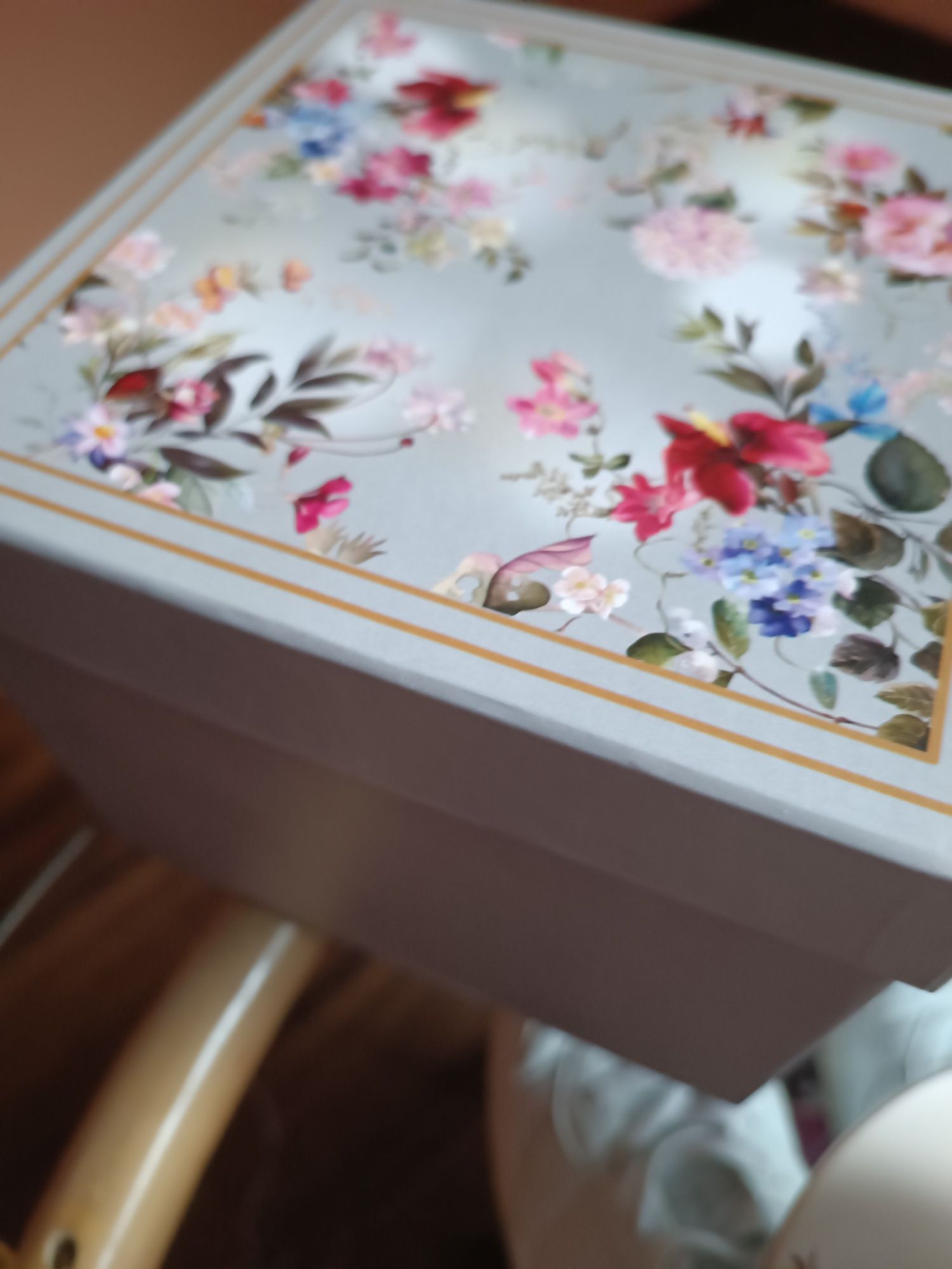 Porcelanowy komplet filiżanka talerz dzbanek