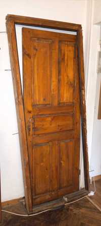 дверь деревянная с луткой и рабочим замком, хорошее состояние