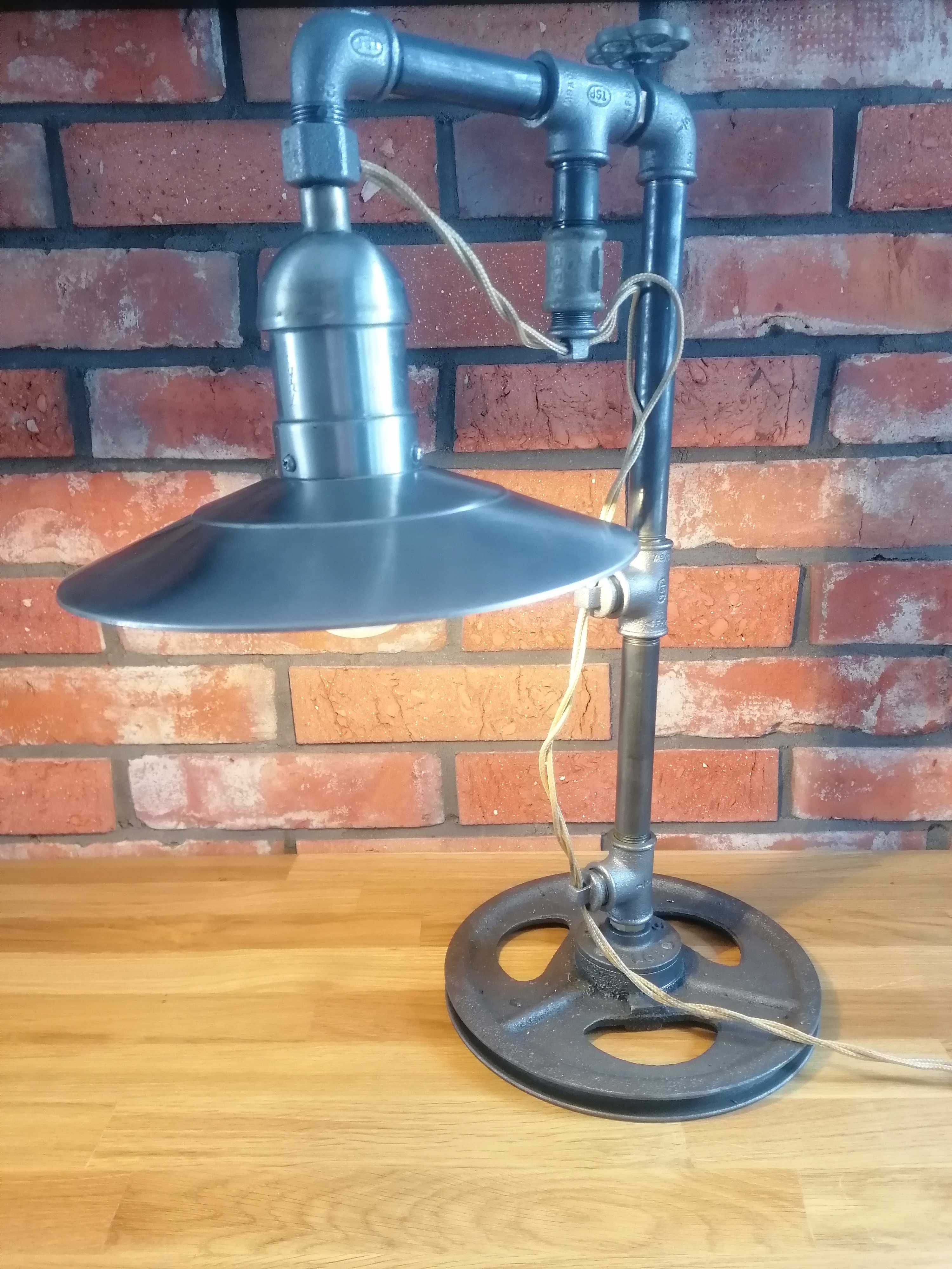 Lampa stołowa z rur hydraulicznych, loft