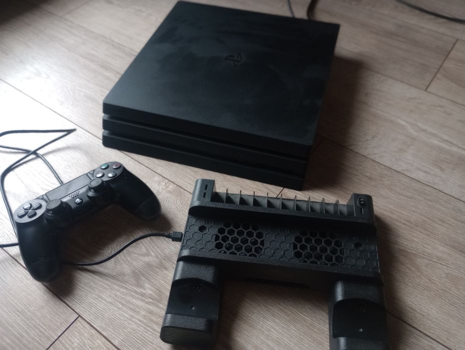 Konsola PlayStation4 PS4 PRO 1TB / Pad / Podstawka