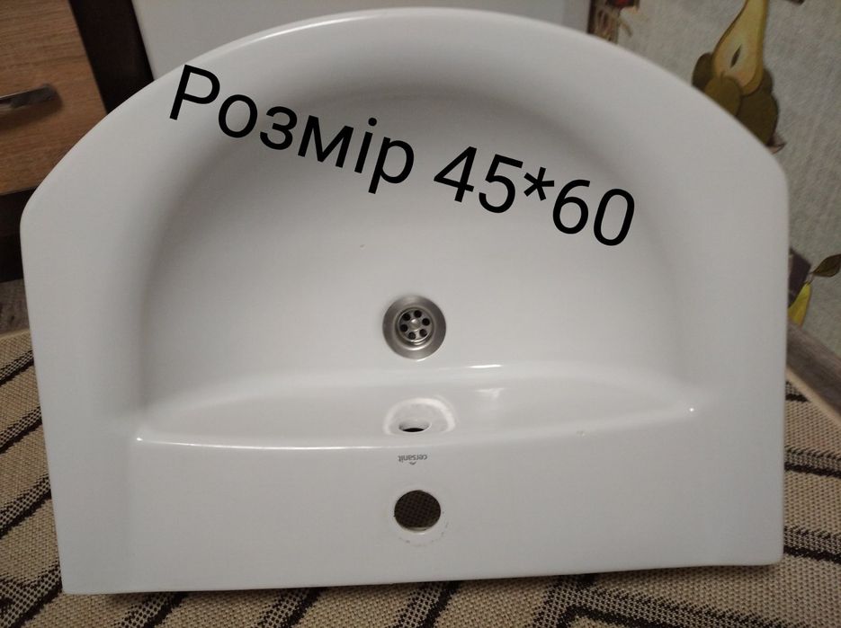 Умивальник керамічний білого кольору, для ванної кімнати.