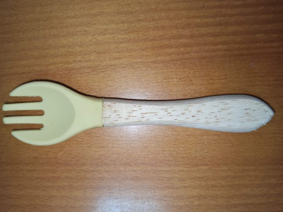 Conjunto de refeição: prato e talheres em madeira e silicone