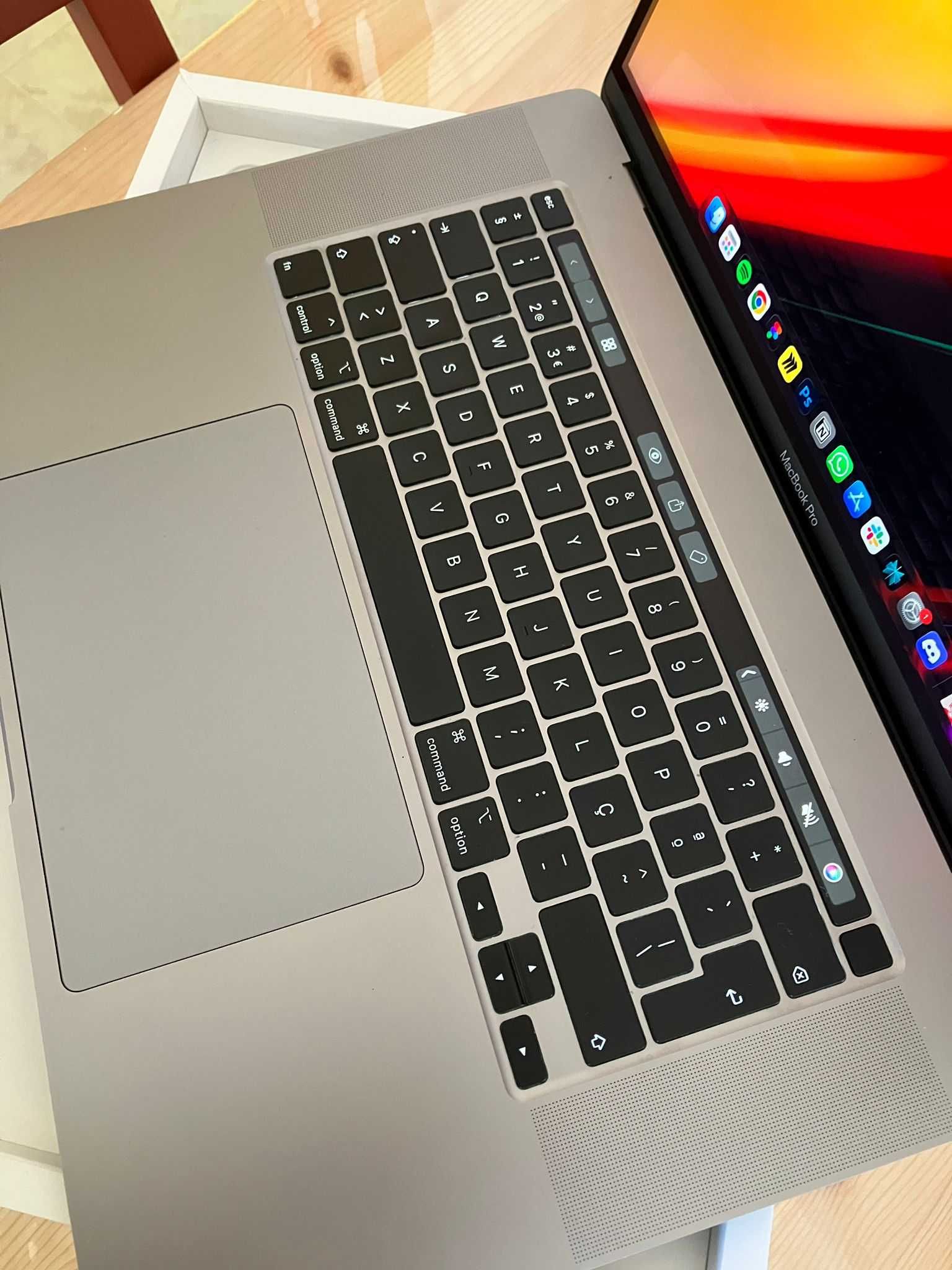 Macbook Pro 15.9" 2019 32gb RAM / 1TB SSD / Intel Core i9 8-Core