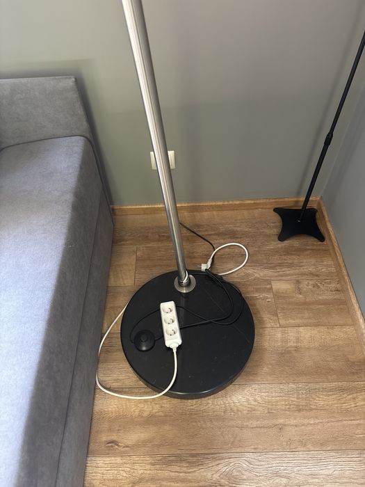 Lampa stojaca, stebrna, podstawa czarna.