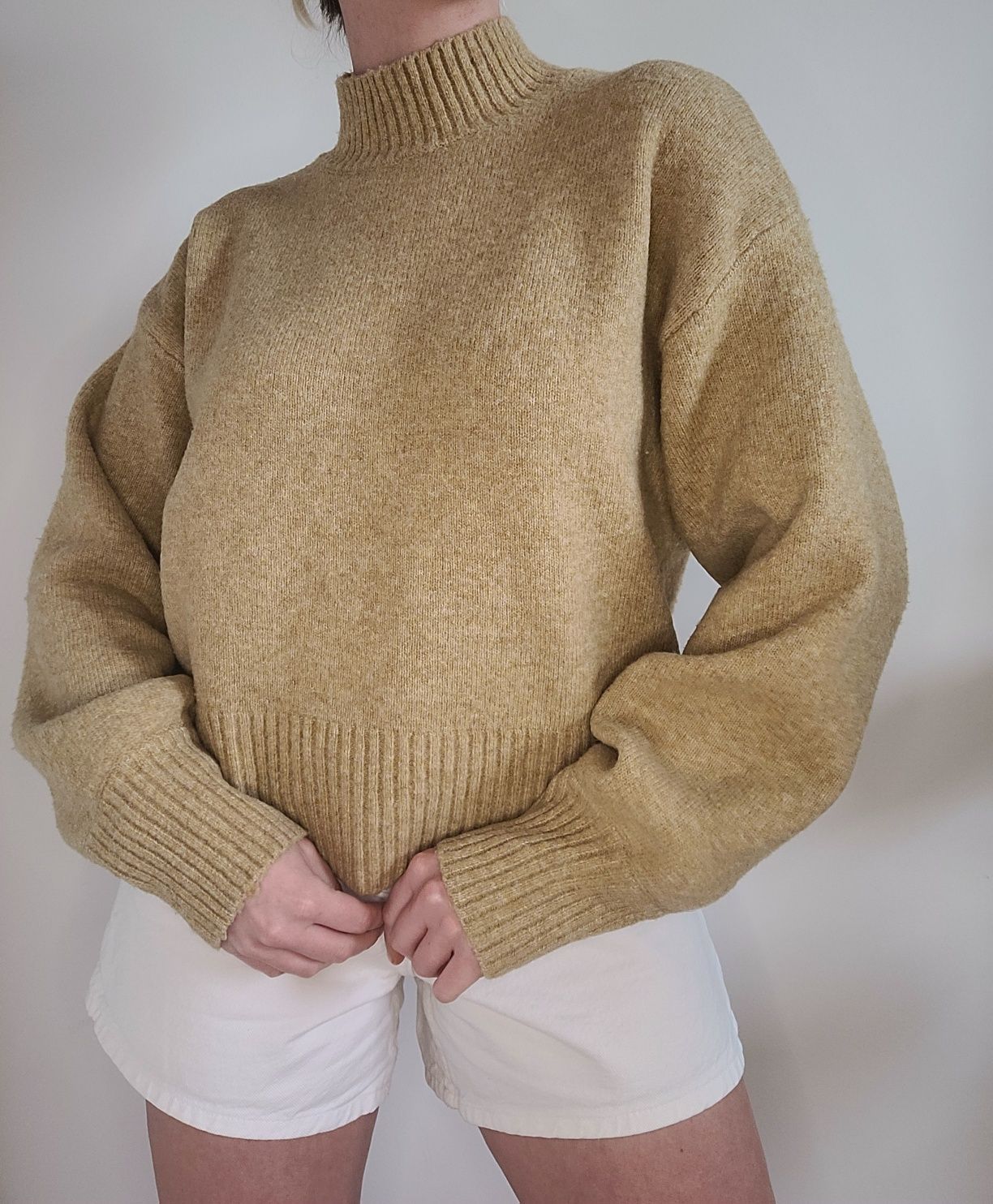 Musztardowy sweter oversize szerokie rękawy Monki