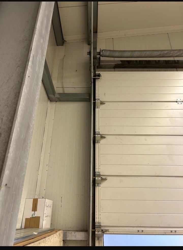 Brama z drzwiami Hormann 550x400 segmentowa garażowa panelowa aluminio