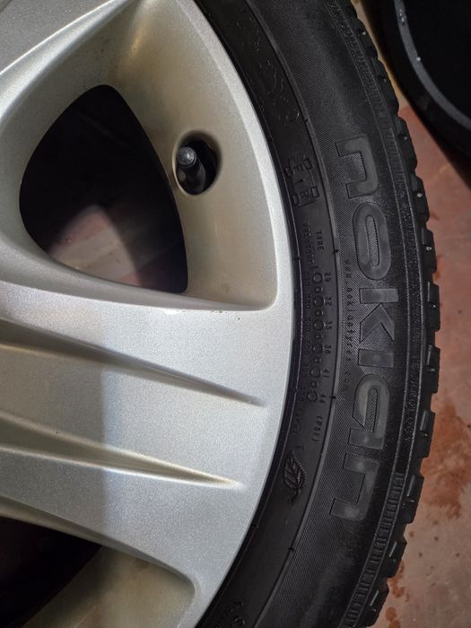 4 koła 17" - opony Nokian 225/50/R17, felgi strukturalne, kołpaki