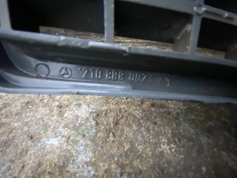 Решетка радиатора Mercedes w210
