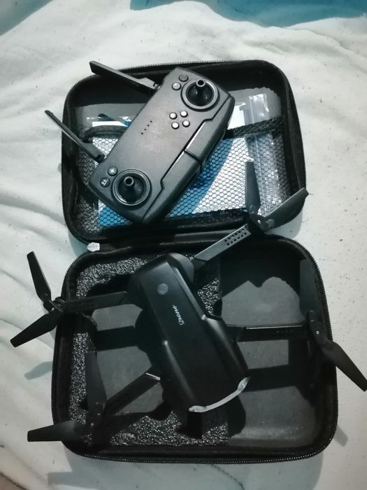 Drone preto com bolsa