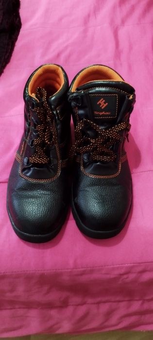 Botas de menino preto laranja