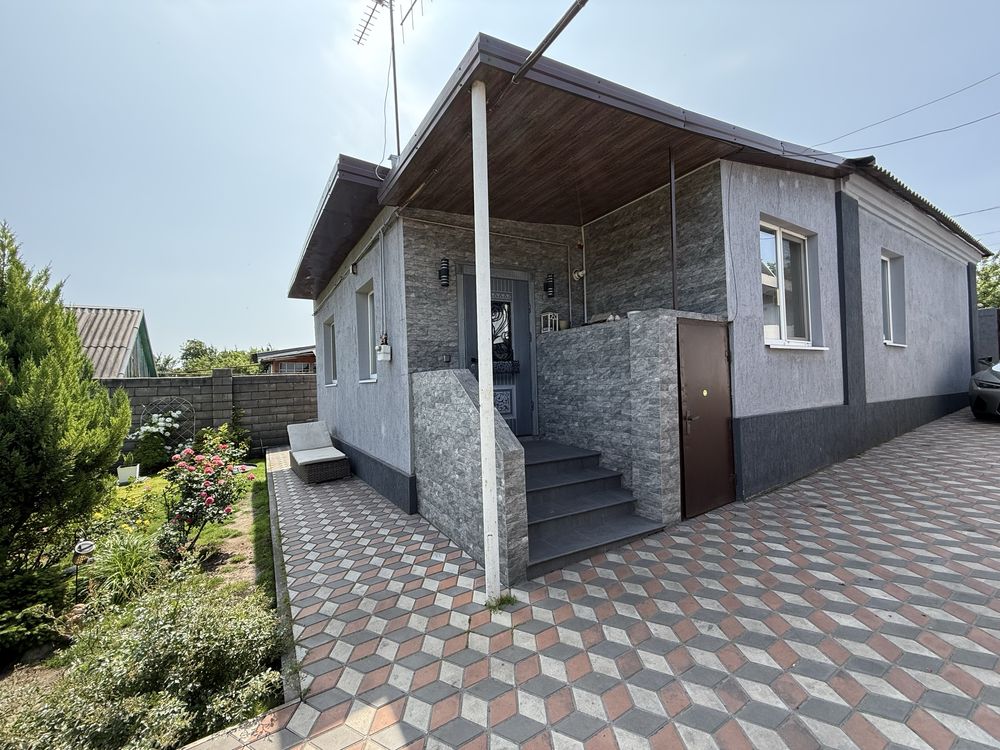 Продам дом 140 м2 в городе с участком 8 соток и гаражом 50 м2