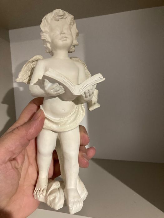 Anioł czytający księgę, rzeźba, figurka