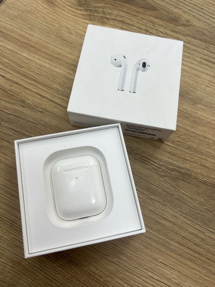 AirPods 2 з безпровідною зарядкою