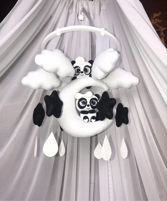 Дитячий мобіль в ліжечко ручної роботи з фетру для хлопчика «Пандочки»