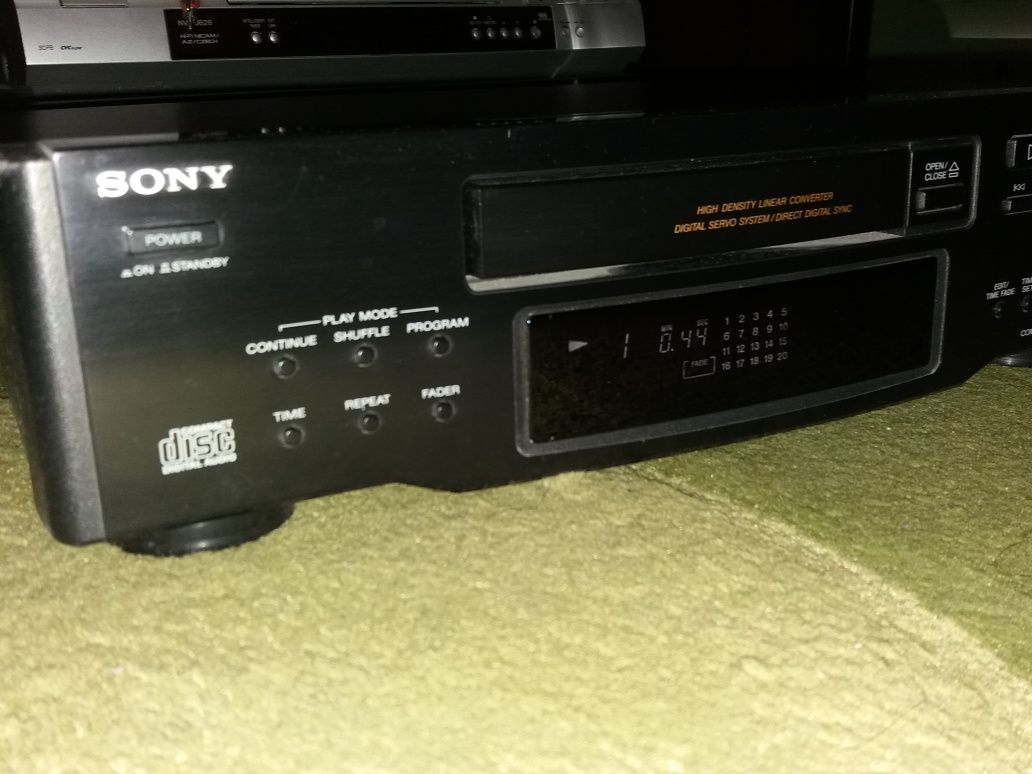 Програвач  CD дисків : Sony. NO.CDP-M 33