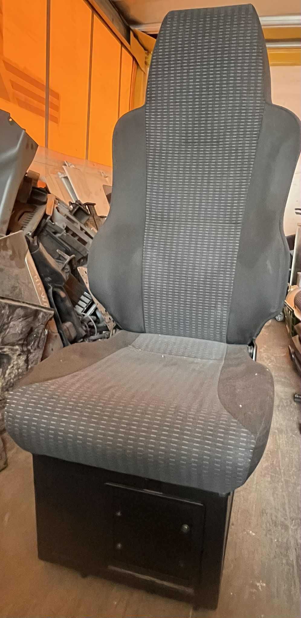Fotele pneumatyczne MAN  7 sztuk kierowca + pasażer – prawa kierownica