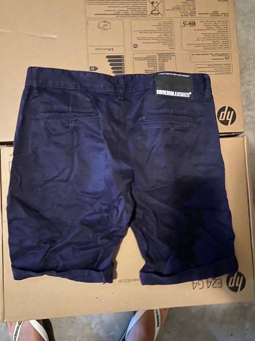 Calças, calções, camisas e t-shirts