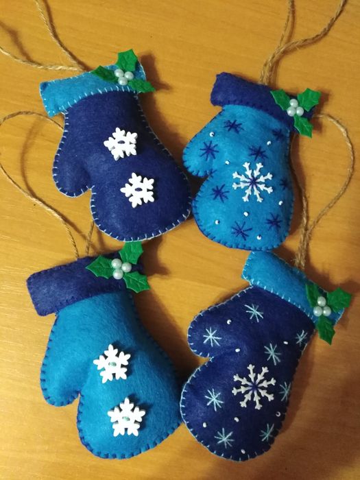 Новорічні іграшки із фетру. Рукавички із фетру