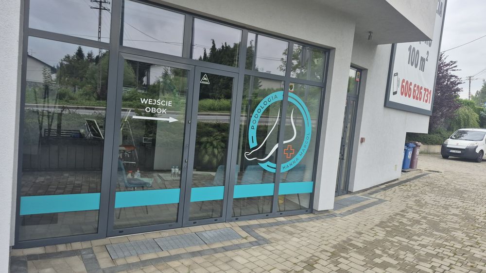 Mycie okien, witryn i balustrad