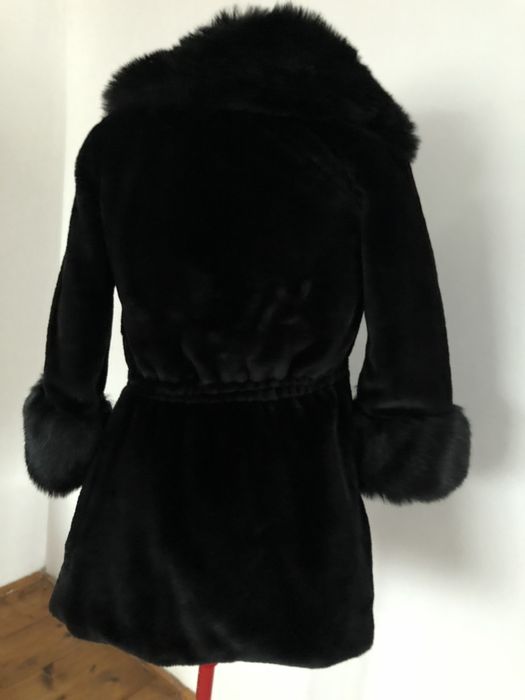 Чорна жіноча шуба