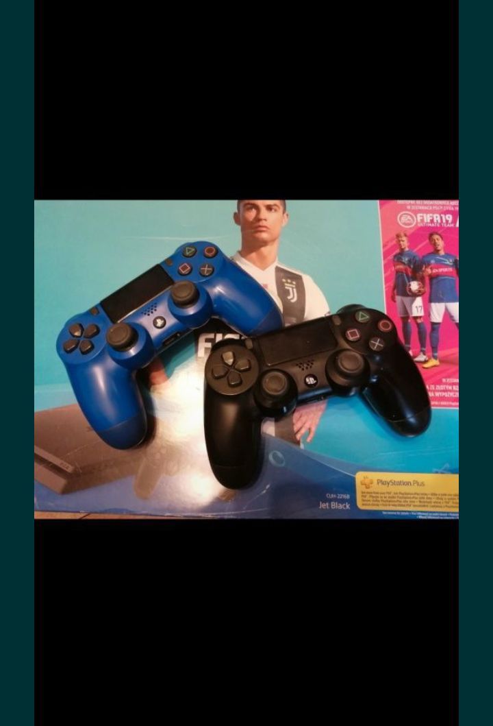 PlayStation 4 plus 2pady