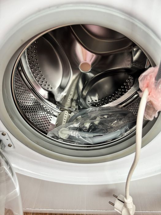 Пральна машинка Hotpoint ariston ARSL103